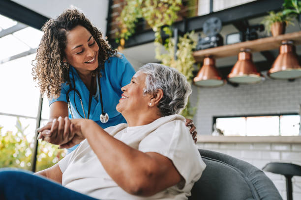 home health care patient - elderly support services photos et images de collection