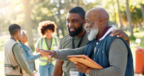 nettoyage, planification des personnes et des bénévoles avec tablette pour le soutien, le projet communautaire ou la durabilité de la nature. humanitaire, recycleur ou cadre supérieur dans un service caritatif ou une ong pour la pollution des parcs - elderly support services photos et images de collection