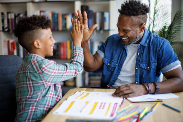 père fils d’aide aux devoirs - homework assistance & support photos et images de collection